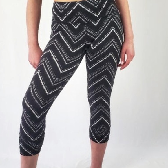 Athleta Pants - Athleta Relay Zig Zag Black & White Athleisure Athletic Mesh Capri Leggings 4407